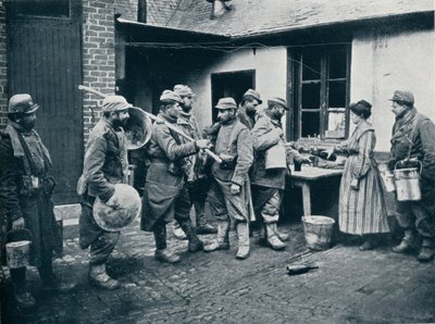 Franske soldater, der vender tilbage fra skyttegravene, standser for en forfriskning, c1914 af Unbekannt