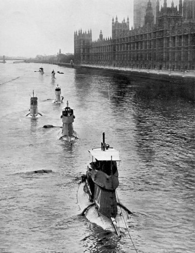 Den franske ubåd Saphir Q44 og fem andre flytter fra Gravesend til London, juli 1909 af Unbekannt