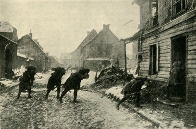 Franske tropper krydser en landsbygade under tysk beskydning, Første Verdenskrig, 1914-1915, c1920. af Unbekannt