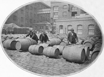 Måling af vinfade ved London Docks, c1900 1901 af Unbekannt