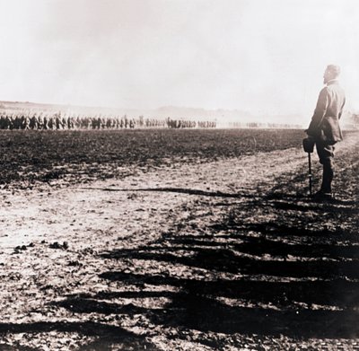 General Henri Gouraud opmåling af tropper, c1914-c1918. af Unbekannt