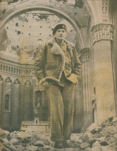 General Sir Bernard Montgomery, undersøger de granatrevne ruiner af Fossacesia, 1944-1944 af Unbekannt