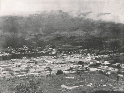 Generelt billede, der viser Taffelbjerget omkranset i damp, Cape Town, Sydafrika, 1895. af Unbekannt
