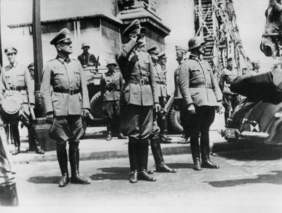 General von Bock hylder tyske tropper, der paraderer forbi Triumfbuen, Paris, 14. juni 1940 af Unbekannt