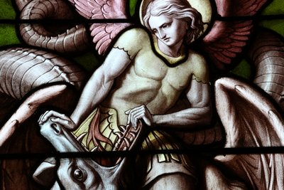 Genève, Genève, Schweiz, le 5/7/2015 - Basilica Notre-Dame i Genève. Glasmosaik vindue. Engel kæmper mod Satan som en drage. af Unbekannt