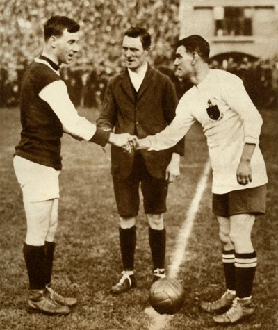 George Kay og Joe Smith før kick-off, FA Cup-finalen, Wembley Stadium, London, 1923, 1935. af Unbekannt