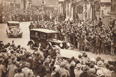 George VI og dronning Elizabeth forlader Buckingham Palace for at holde ferie i Windsor, 1937 af Unbekannt