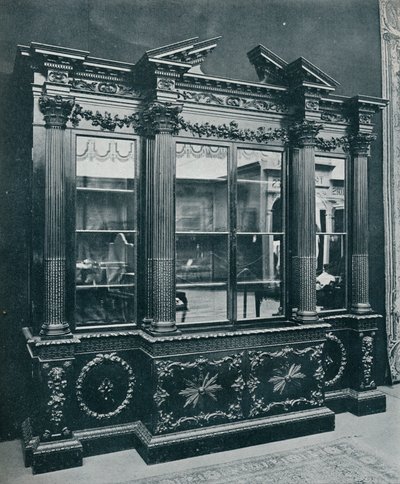 Georgian Cabinet, gengivet med tilladelse fra H.R.H. Prinsessen af Wales, 1908. af Unbekannt