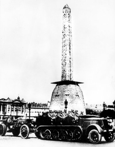 Tysk artilleri kører gennem Place de la Concorde, Paris, 1940 af Unbekannt