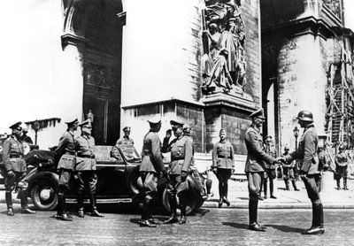 Tyske officerer ved Triumfbuen under sejrsparade, Paris, juni 1940 af Unbekannt