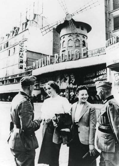 Tyske soldater snakkede med franske kvinder uden for Moulin Rouge, besatte Paris, juni 1940 af Unbekannt
