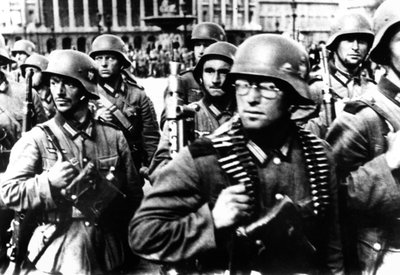 Tyske soldater marcherer i Paris, 14. juni 1940 af Unbekannt