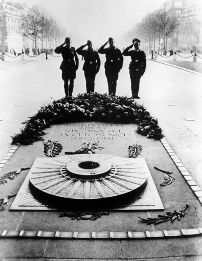 Tyske soldater hylder den ukendte soldats grav, Paris, december 1940 af Unbekannt