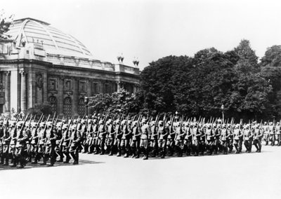 Tyske tropper paraderer foran den tyske kommandant i Paris, 8. juli 1941 af Unbekannt