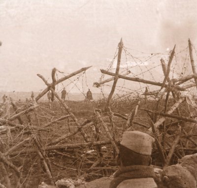 Tyskere kommer ud af skyttegravene, Massiges, Nordfrankrig, c1914-c1918. af Unbekannt