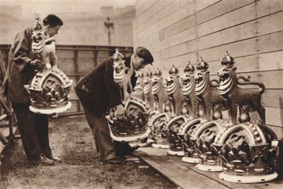 Forgyldte kroner til indkøbscentret, 1937 af Unbekannt