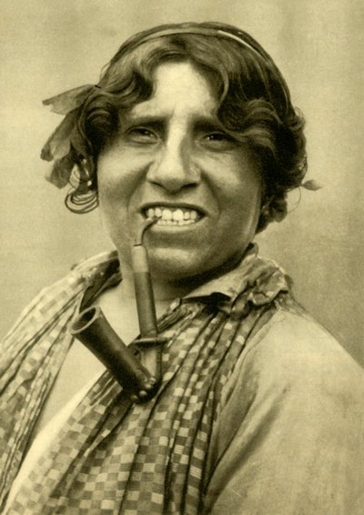 Sigøjnerkvinde ryger pibe, Burgenland, Østrig, c1935. af Unbekannt