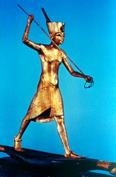 Guldfigur af kong Tutankhamon stående på en rørbåd og spydfisk, 1300-tallet f.Kr. af Unbekannt