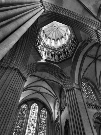Gotisk kunst: krydse tværskibet og udsigt til lanternetårnet. 1250 Cathedrale Notre Dame de Coutances (Manche). af Unbekannt