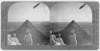 Graf Zeppelin over pyramiderne i Giza, ca. 1930 (stereograf) af Unbekannt