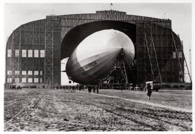 Graf Zeppelin fastgjort til den mobile ankermast, Lakehurst, New Jersey, USA, 1930, 1933 af Unbekannt