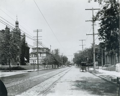 Grand Avenue nord fra Washington Avenue. Tredje baptistkirke til højre. University Club til venstre, tidligere residens for George W. Allen. af Unbekannt