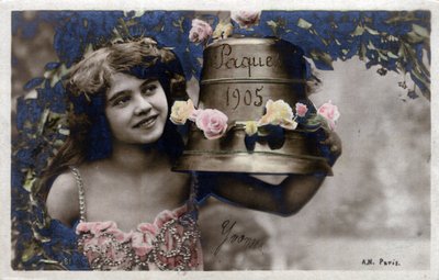 Lykønskningskort til påske: en smilende ung pige poserer ved siden af en klokke - Postkort dateret 1905 af Unbekannt