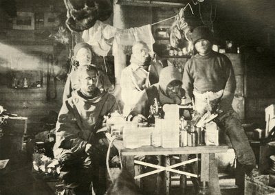 Gruppe i hytten om sommeren: Joyce ved symaskinen, 1908, 1909. af Unbekannt