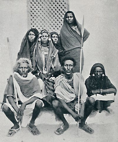Gruppe af Danakil mænd og kvinder fra den italienske havn, Assab Bay, Eritrea, 1912 af Unbekannt
