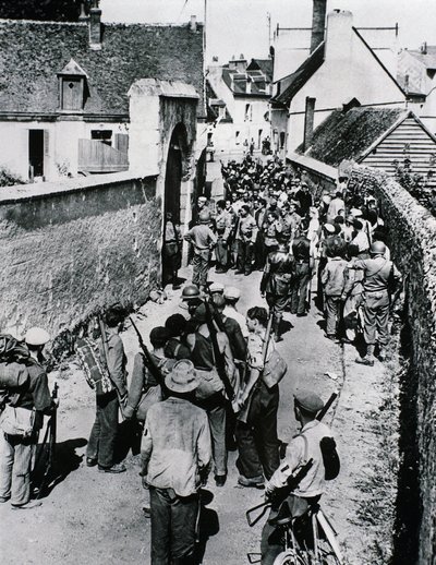 Grupper af franske modstandskæmpere venter på uddeling af våben i et hus, juli 1944 (s/h foto) af Unbekannt