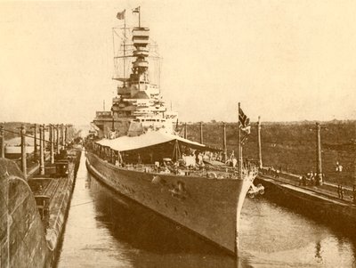 H.M.S. Berømthed passerer gennem Panamakanalen med hertugen og hertuginden af York om bord, c1930 af Unbekannt