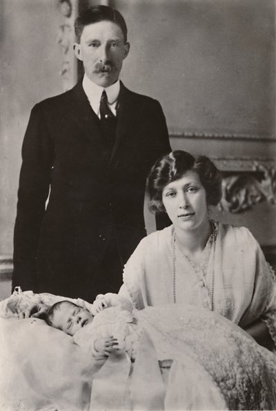 H.R.H. Prinsesse Mary & Viscount Lascelles med deres søn, George Henry Hubert Lascelles, 1923. af Unbekannt