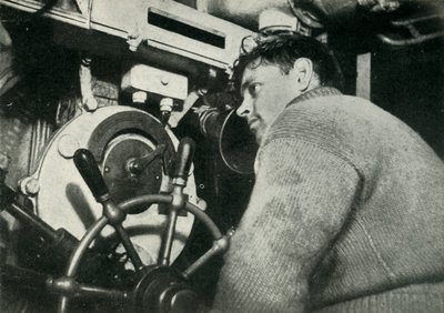 Styrmand på en britisk ubåd, Anden Verdenskrig, 1945. af Unbekannt
