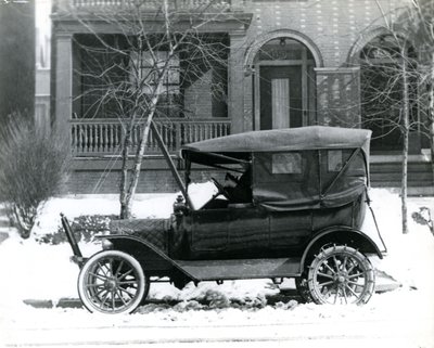 Hermann von Schrenk i en Ford fra 1916 foran sit hus på 4139 McPherson, St.Louis, Mo af Unbekannt
