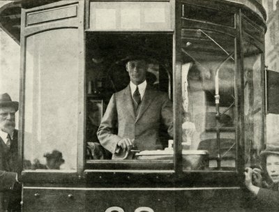 Hans Majestæt kører i en sporvogn gennem Glasgows gader ..., 1924, 1937. af Unbekannt