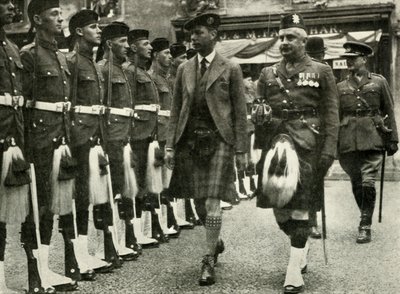 Hans Majestæt inspicerede The Guard Of Honor Of The Black Watch i Perth i august 1935. af Unbekannt