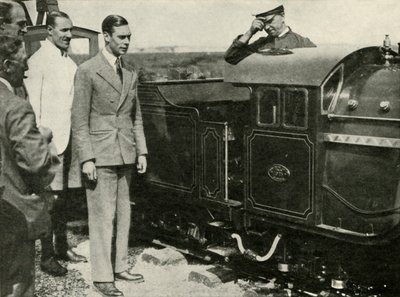 Hans Majestæt inspicerer Miniature Railway i New Romney, Kent, 1926, 1937. af Unbekannt