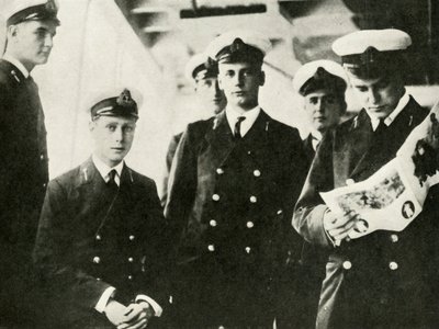 Hans Majestæt siddende blandt hans medkadetter, c1910