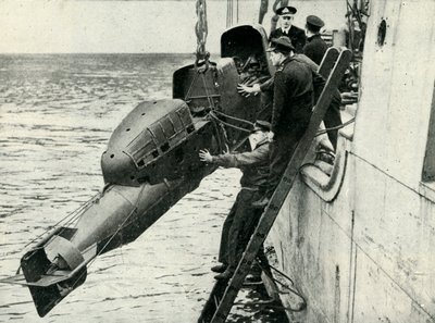 Hejsning af en vognbemandet torpedo om bord på et skib, Anden Verdenskrig, 1945. af Unbekannt