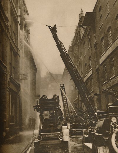 Hvordan Londons brandvæsen kommer til greb med sin fjende, c1935. af Unbekannt