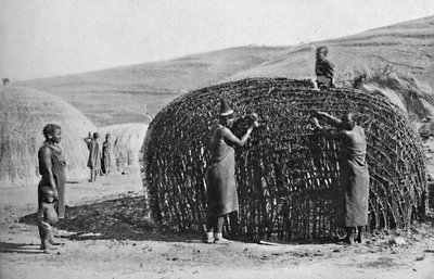Hyttebygning i Zululand, 1912 af Unbekannt