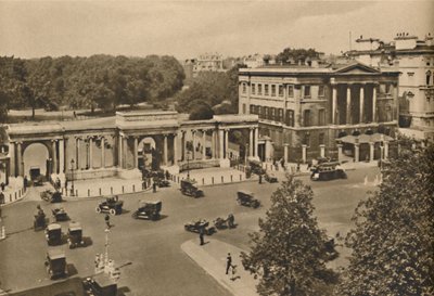 Hyde Park Corner med den tredobbelte buegang, der fører til den kongelige park, der viser Apsley House, c1935. af Unbekannt