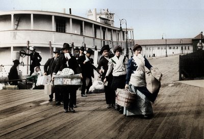 Immigranter til USA lander på Ellis Island, New York, omkring 1900 af Unbekannt
