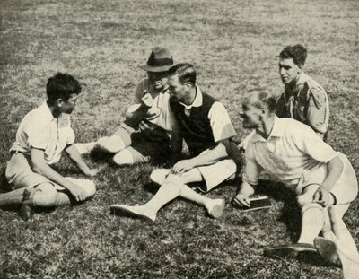 In Camp at Southwold, Suffolk: A Friendly Chat, 1937. af Unbekannt