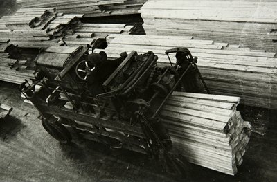 I en træbearbejdningsfabrik, Rusland, 1950