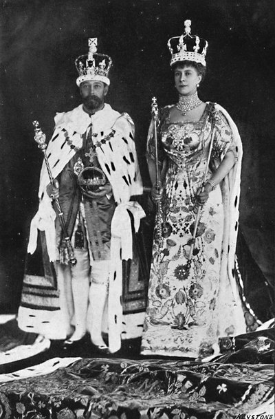 I foråret 1910 døde kong Edward VII, i marts 1911 blev kong George V kronet, 1911, 1945 af Unbekannt