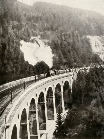 I Semmering-dalen, Østrig. Et godt tog, der krydser den buede Gamperl-viadukt, 1935-36. af Unbekannt