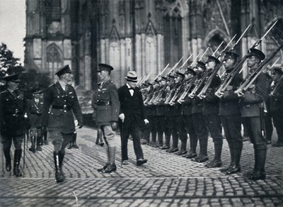 Inspektion af tropper ved foden af Kölnerdomen, 1919, 1945 af Unbekannt