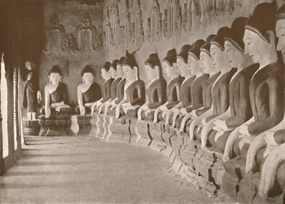 Interiør af buddhistisk tempel, Sagaing, 1900. af Unbekannt