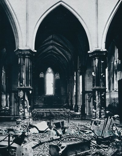 Tempelkirkens interiør efter branden, 1941 af Unbekannt